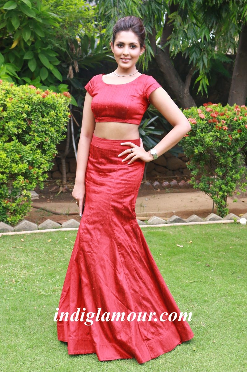 Madhu Shalini Actress hd photo