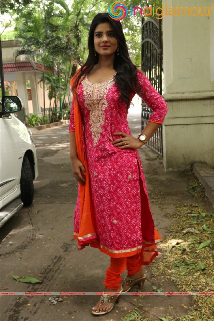 Aishwarya Rajesh Latest Photos Gallery Actress hd photo