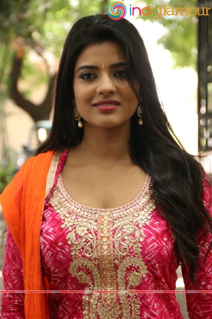Aishwarya Rajesh Latest Photos Gallery Actress hd photo