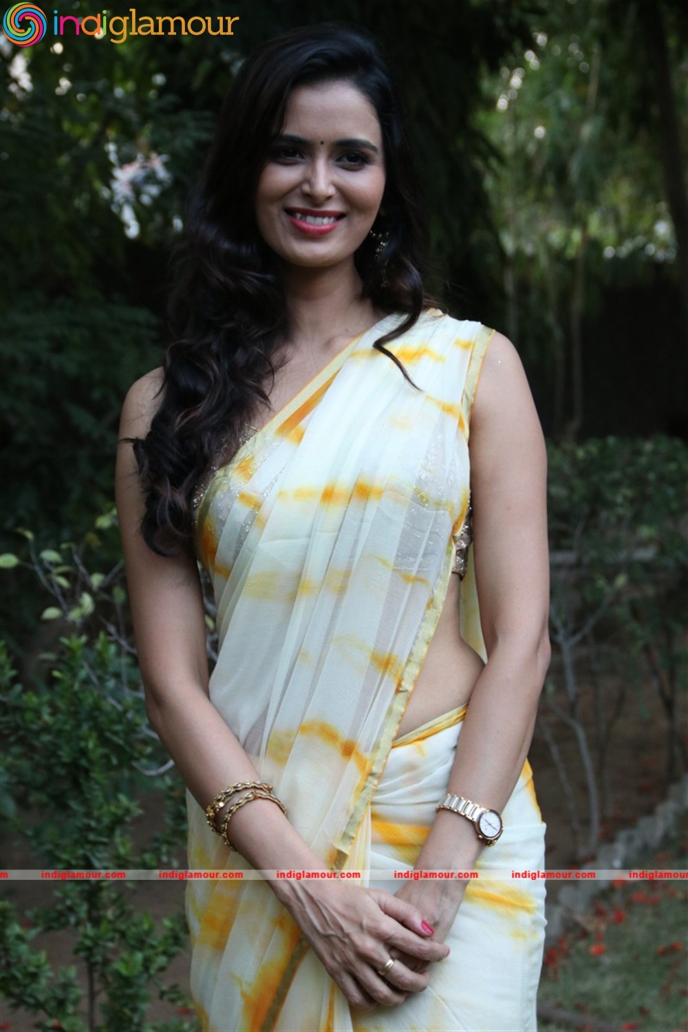 Meenakshi Dixit Actress hd photo