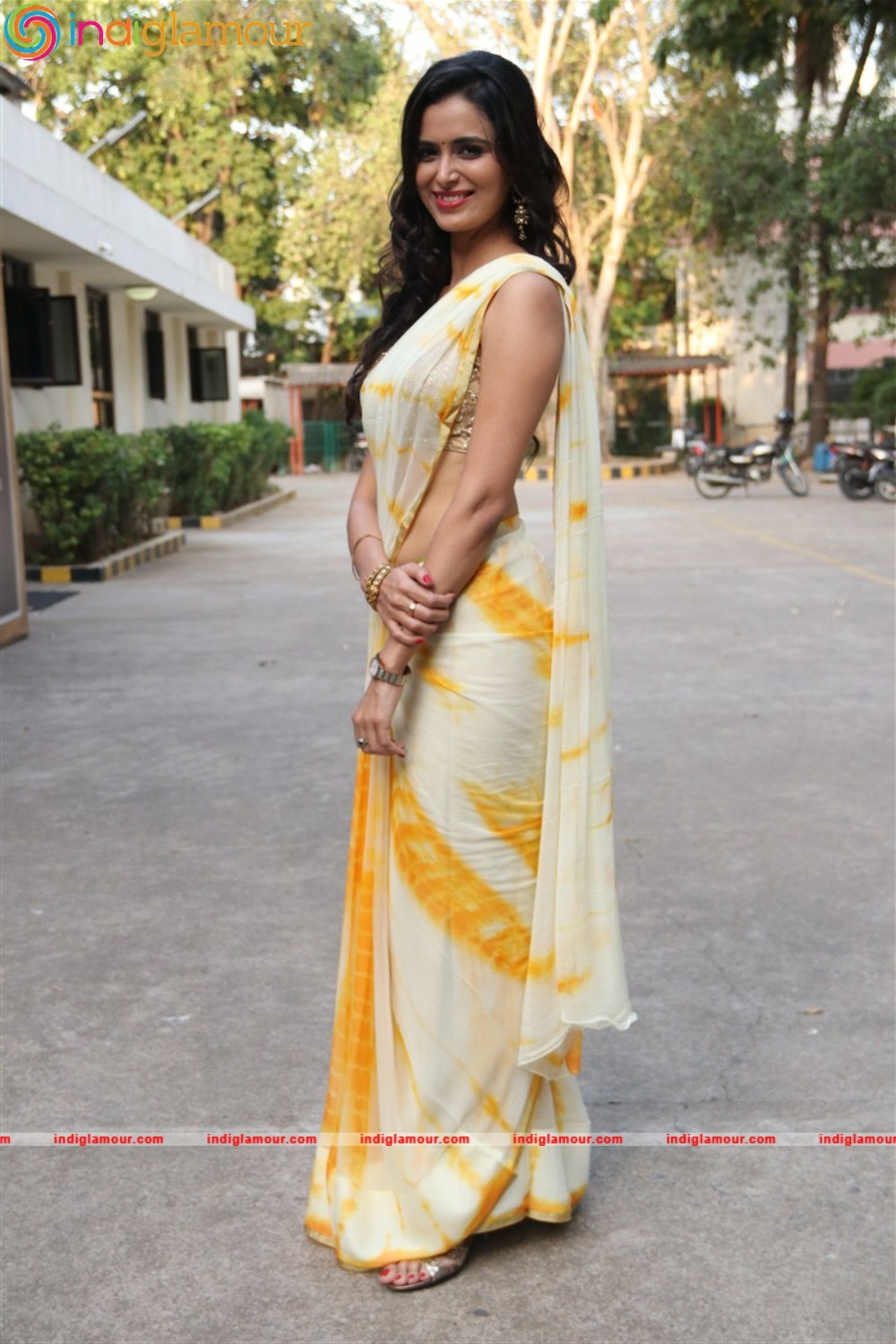 Meenakshi Dixit Actress hd photo