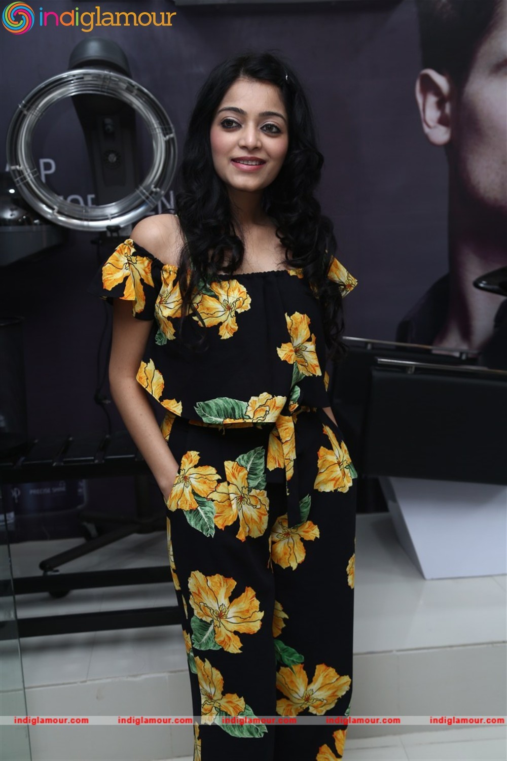 Janani Iyer Actress hd photo