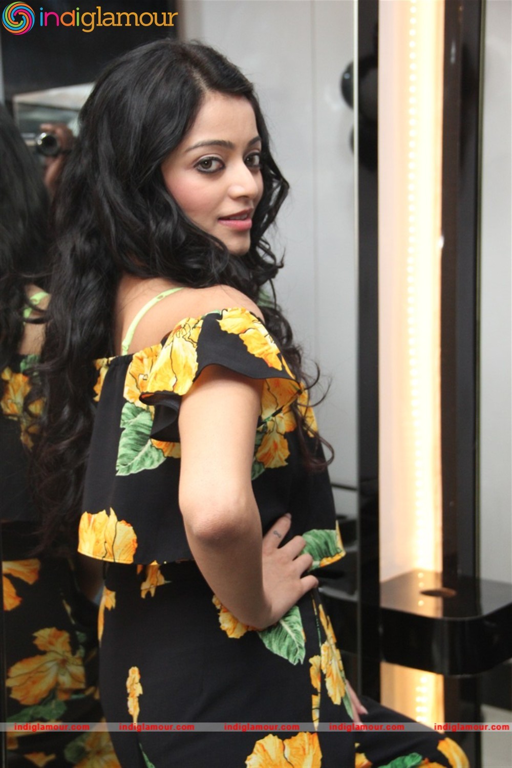 Janani Iyer Actress hd photo