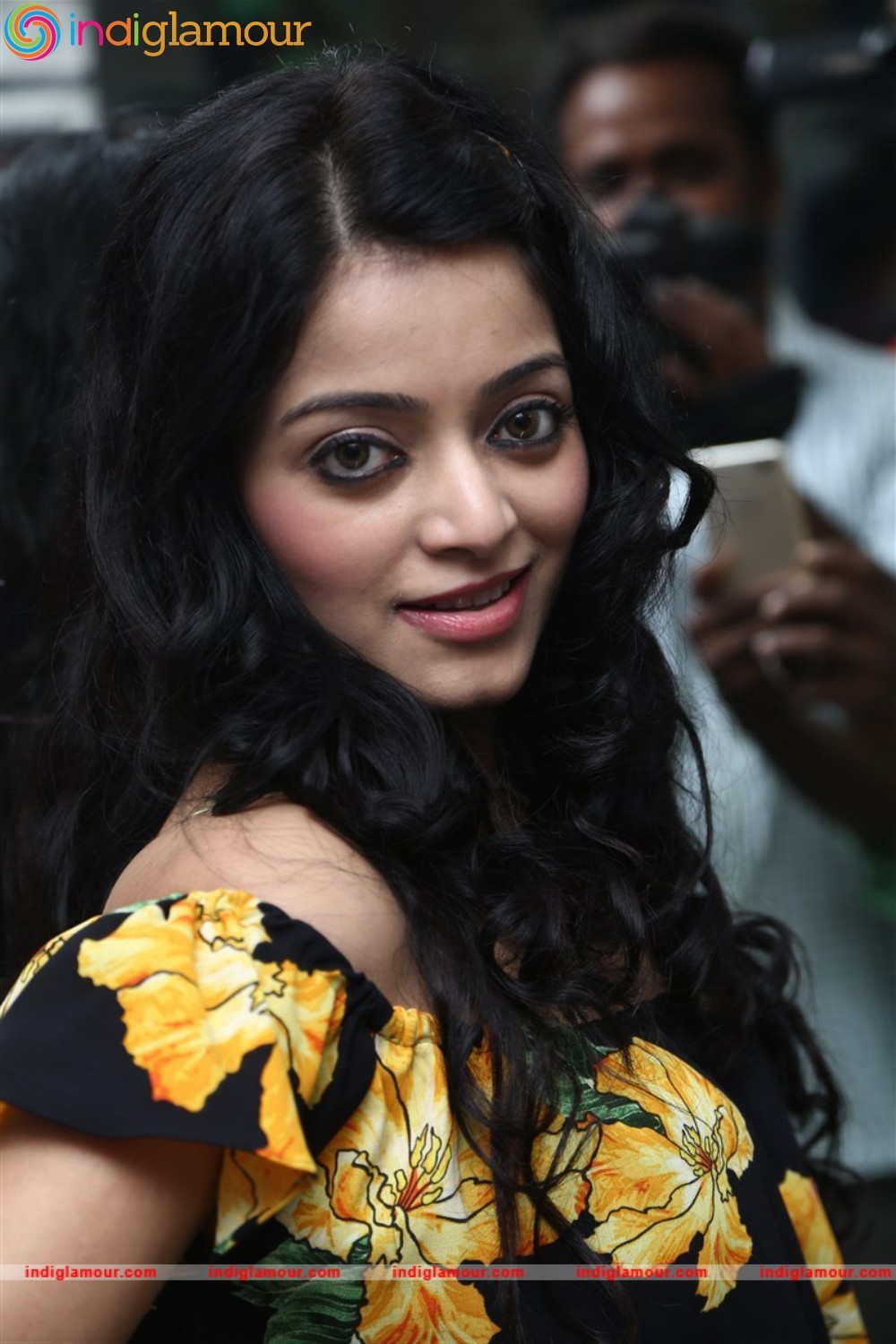 Janani Iyer Actress hd photo
