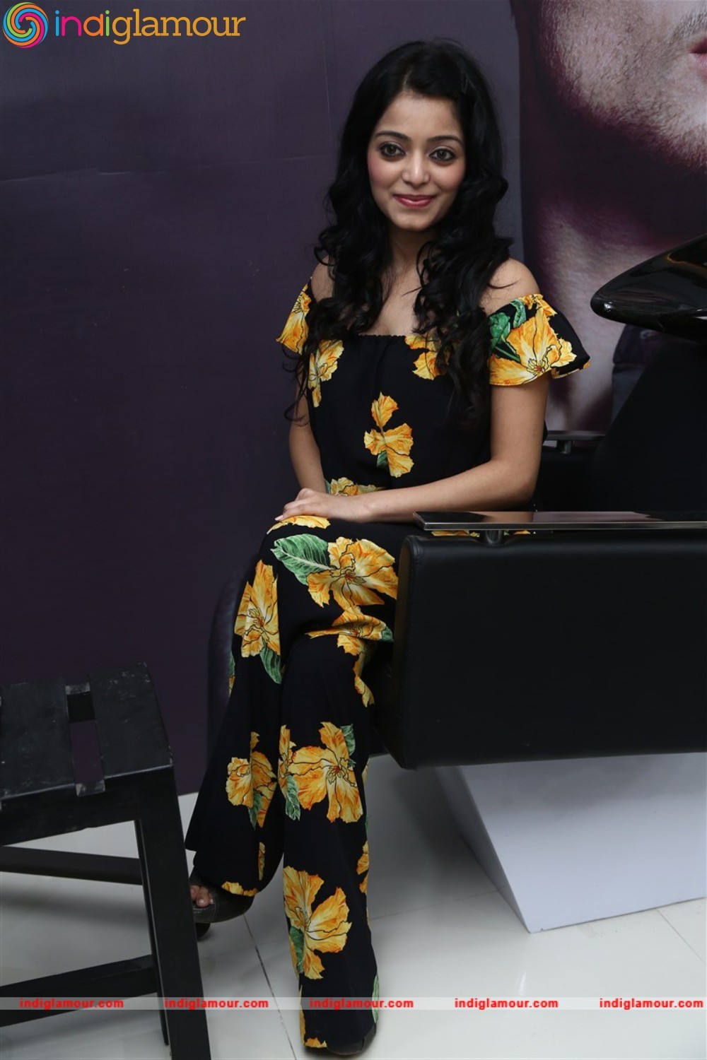 Janani Iyer Actress hd photo