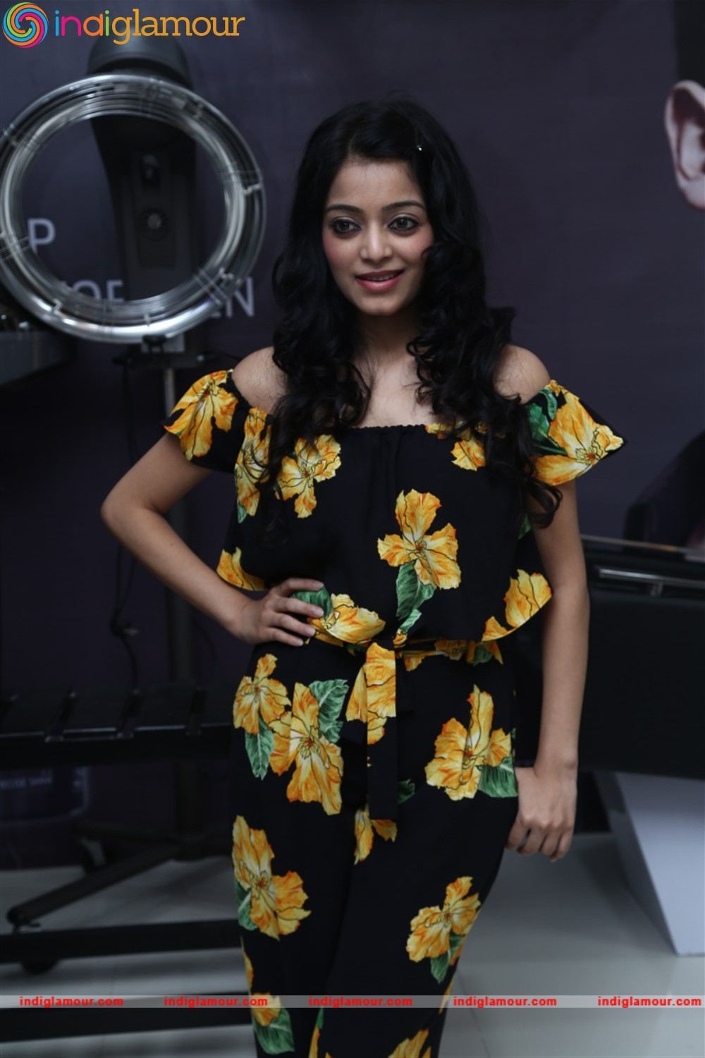 Janani Iyer Actress hd photo
