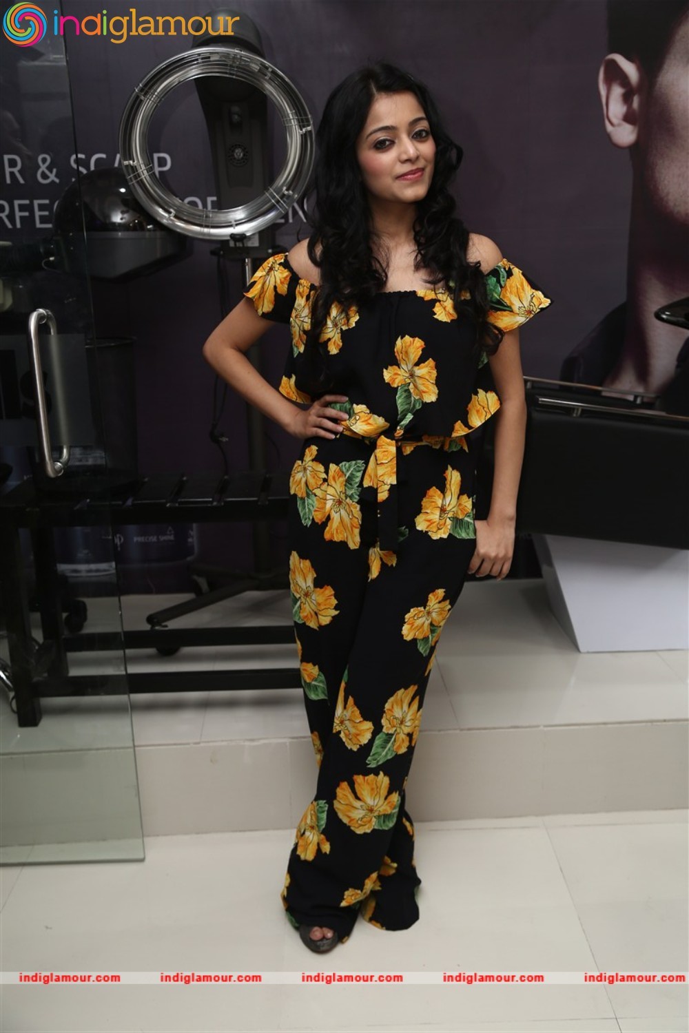 Janani Iyer Actress hd photo