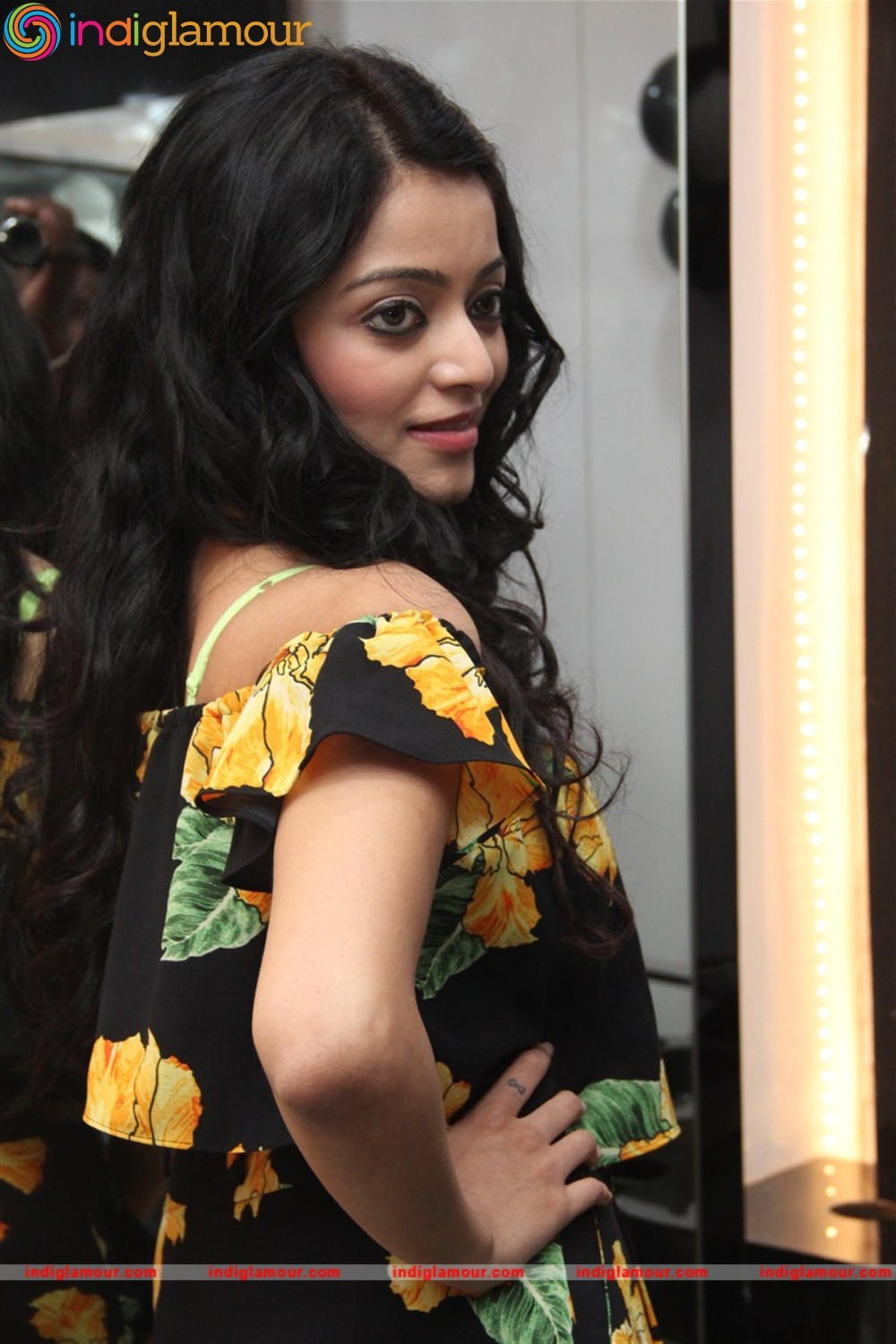 Janani Iyer Actress hd photo