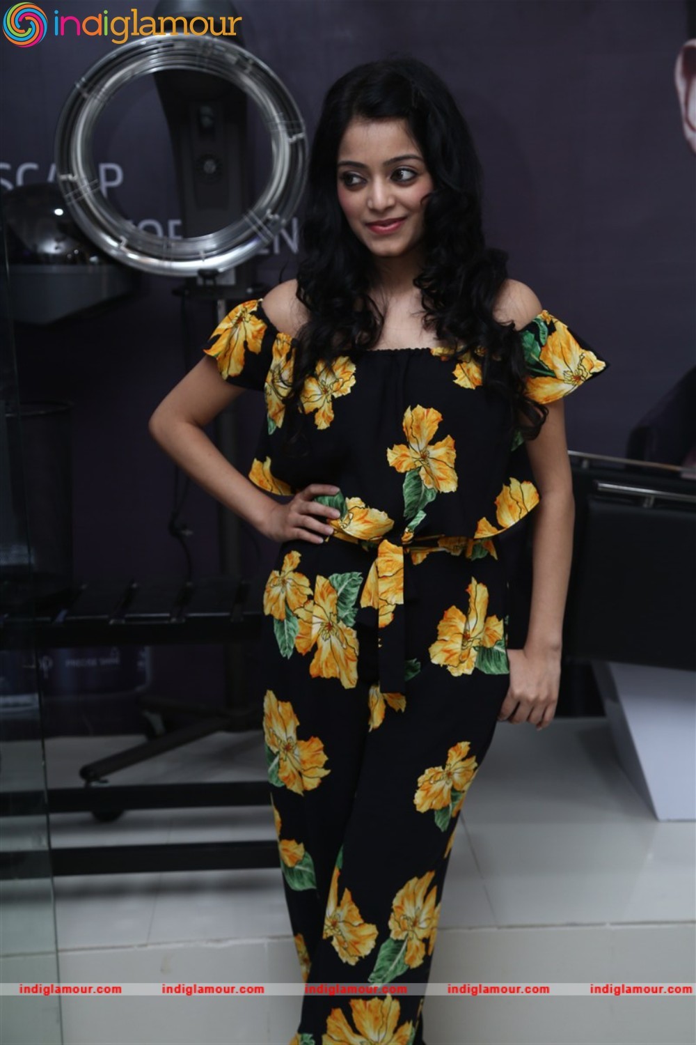 Janani Iyer Actress hd photo