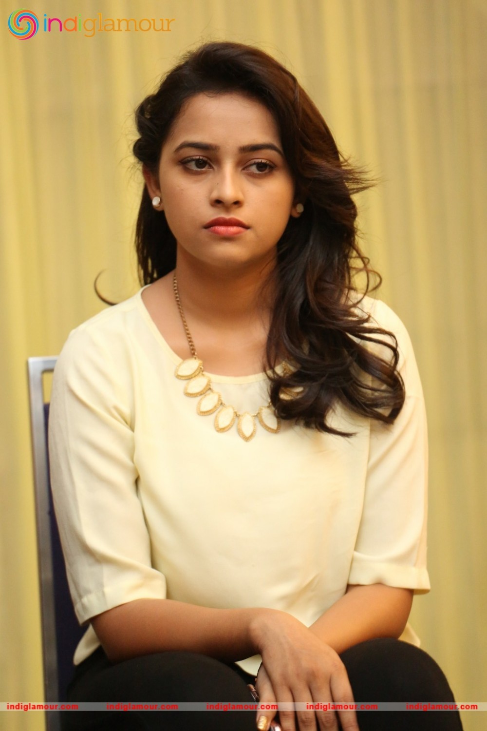 Sri Divya Actress hd photo