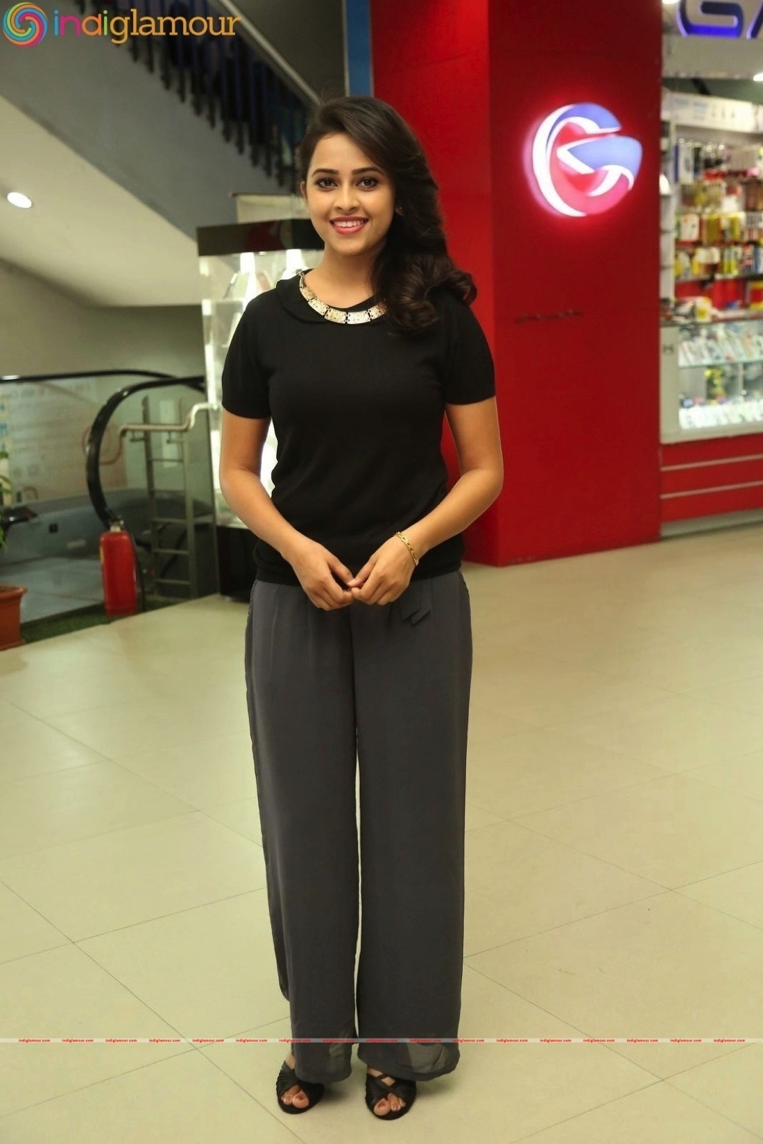 Sri Divya Actress hd photo