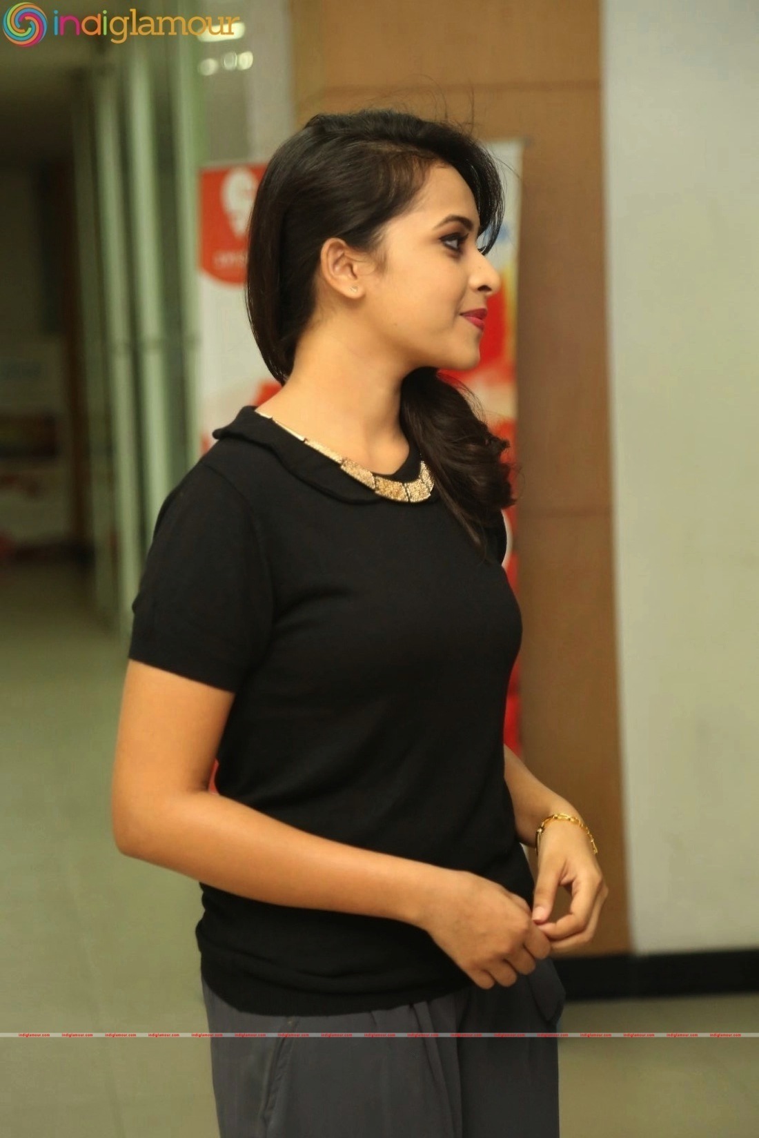 Sri Divya Actress hd photo