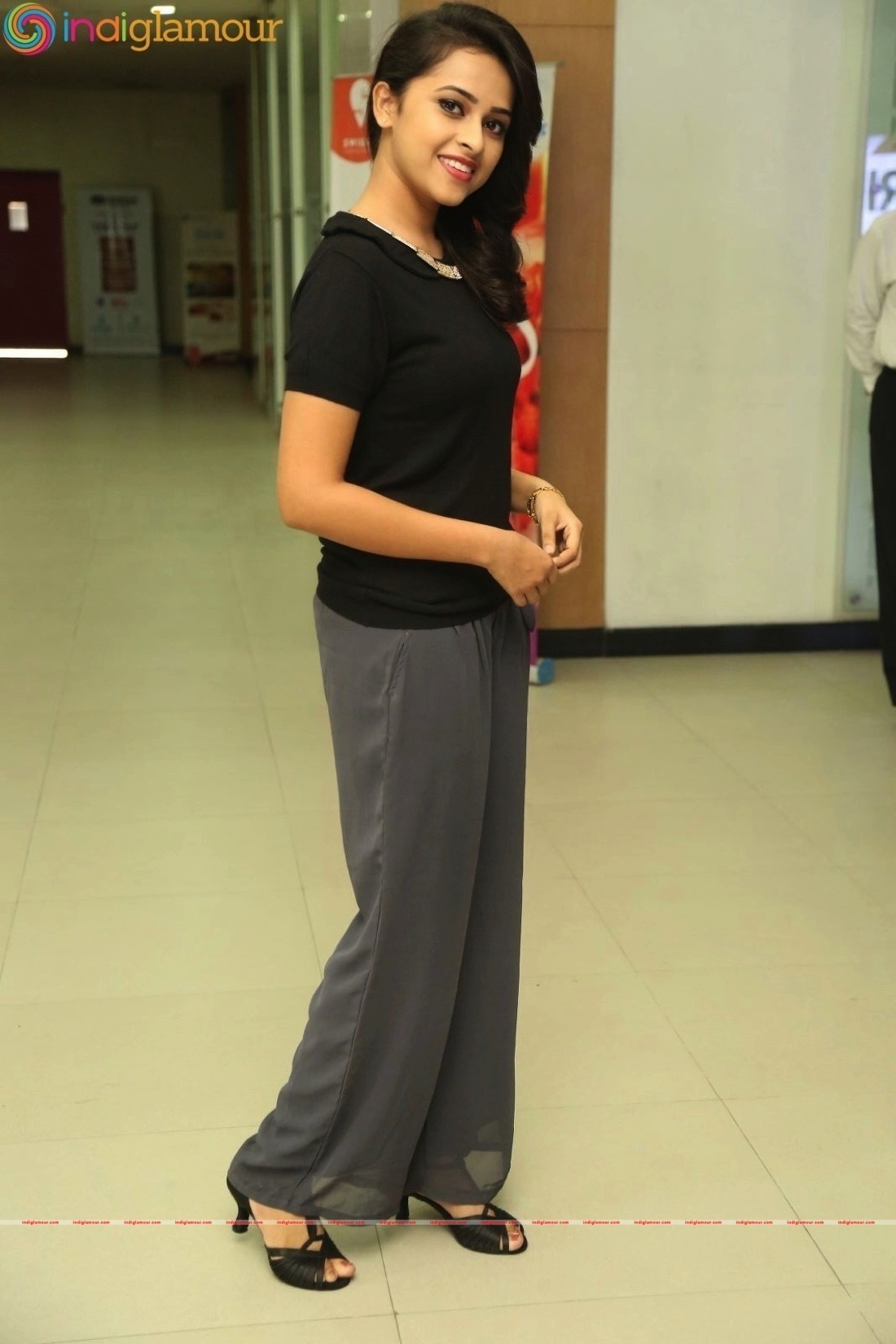 Sri Divya Actress hd photo