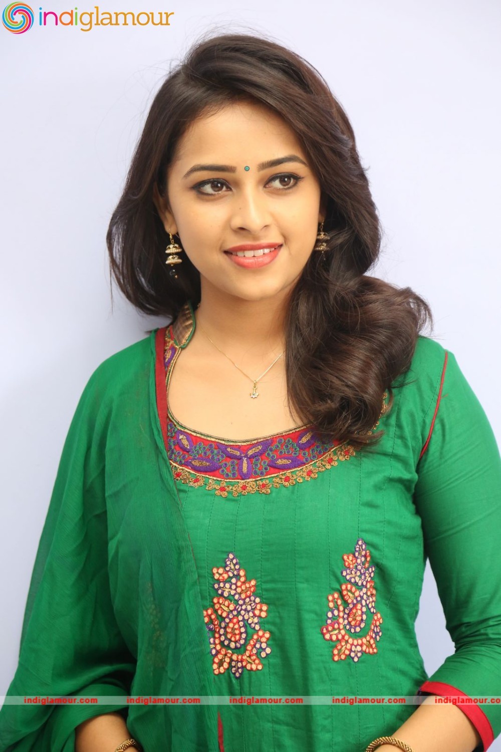 Sri Divya Actress hd photo