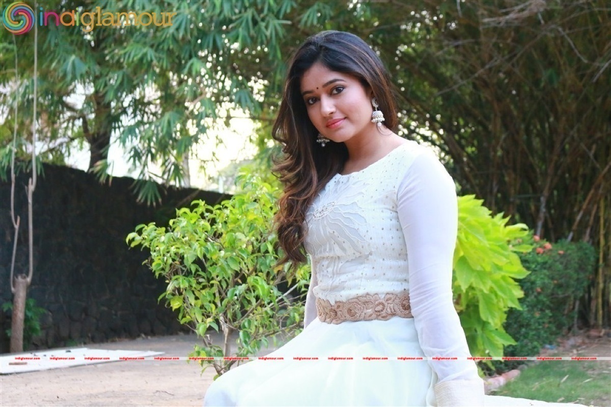 Poonam Bajwa Actress hd photo