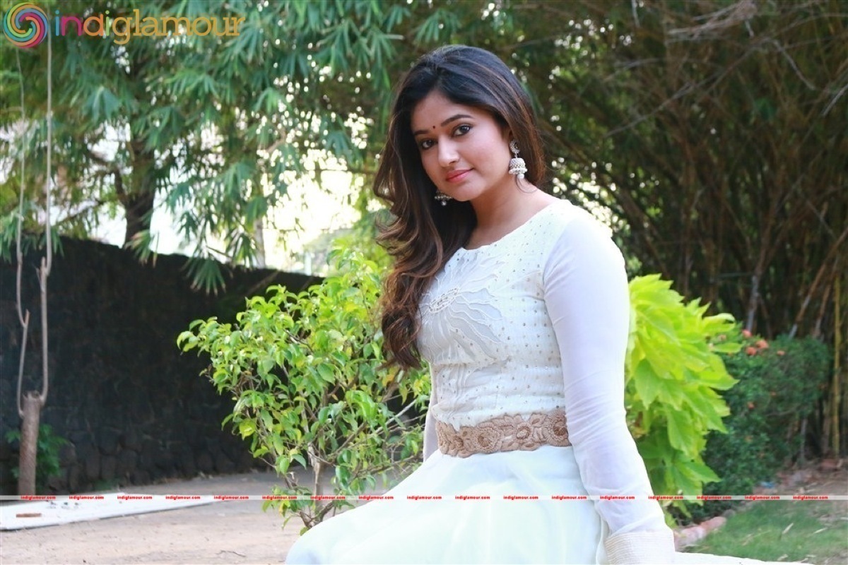 Poonam Bajwa Actress hd photo