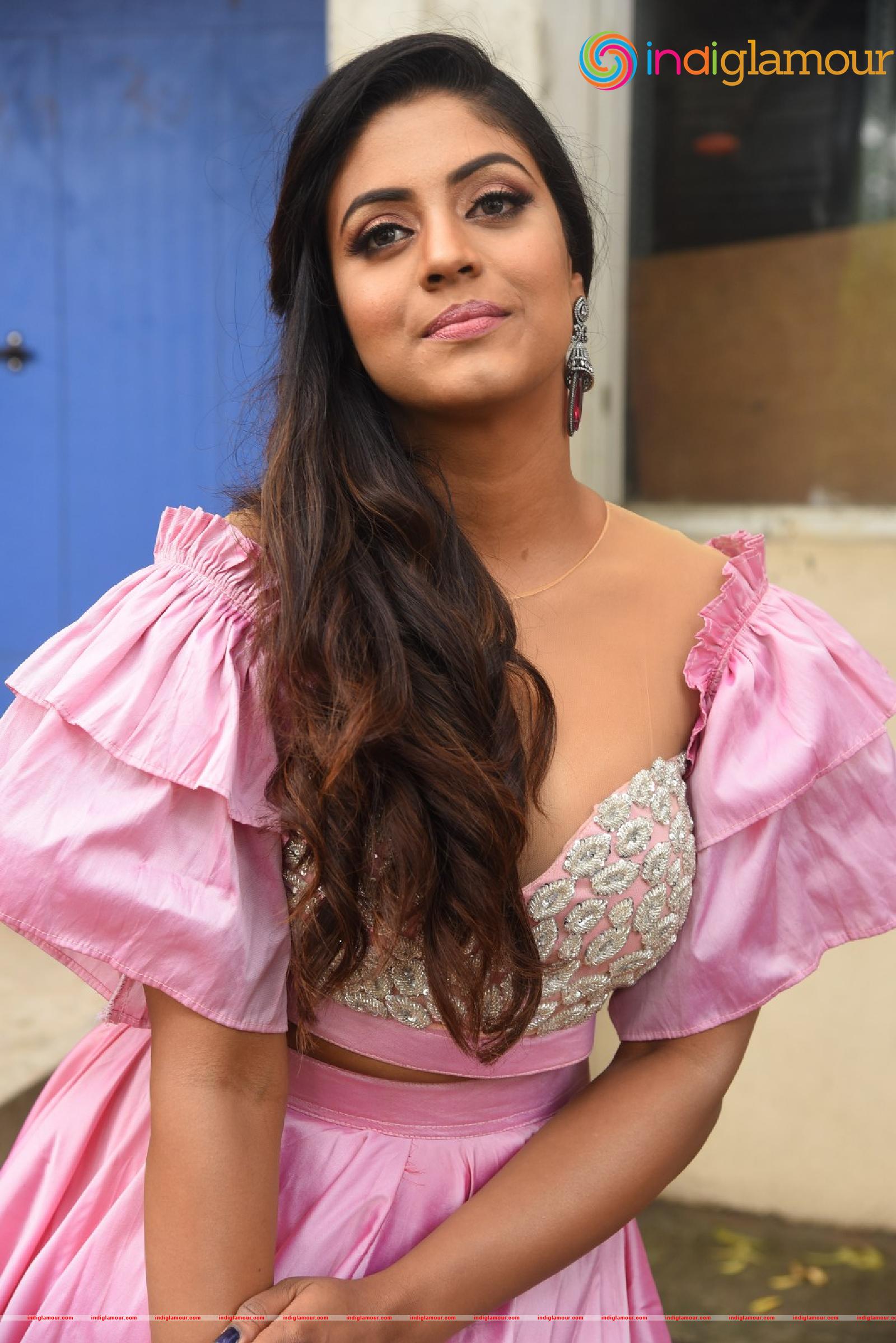Iniya Actress hd photo