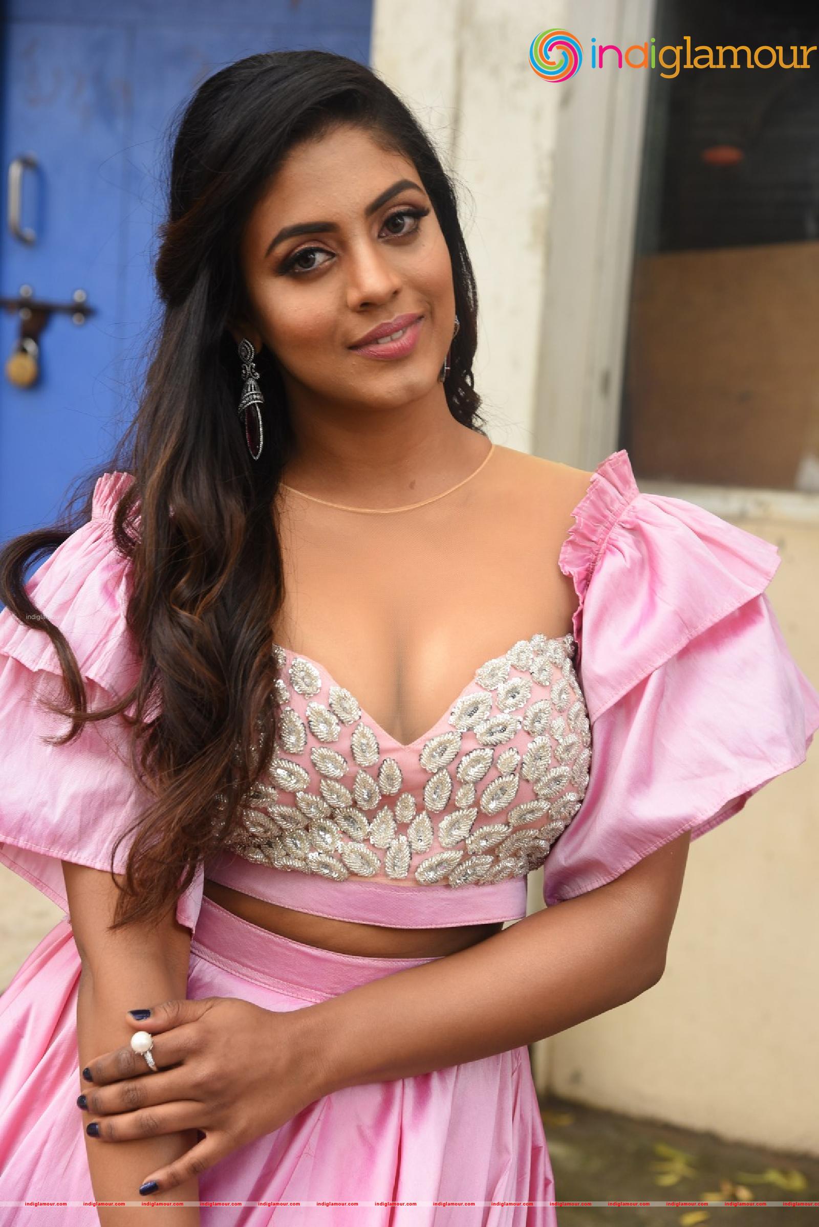 Iniya Actress hd photo