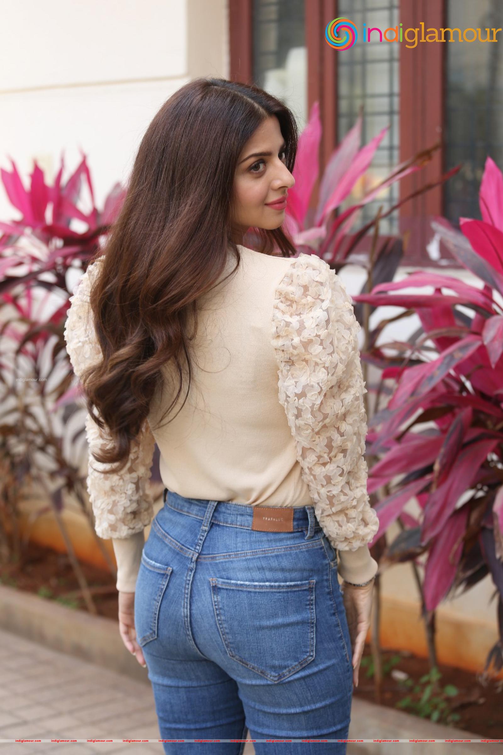 Vedhika Actress hd photo
