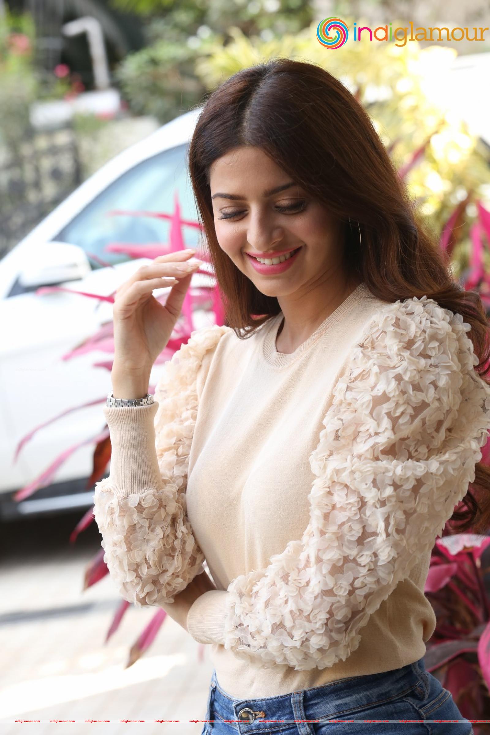 Vedhika Actress hd photo