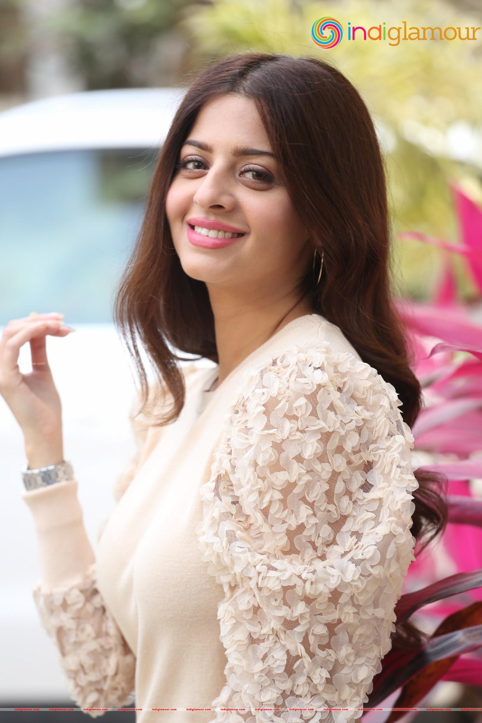 Vedhika Actress hd photo