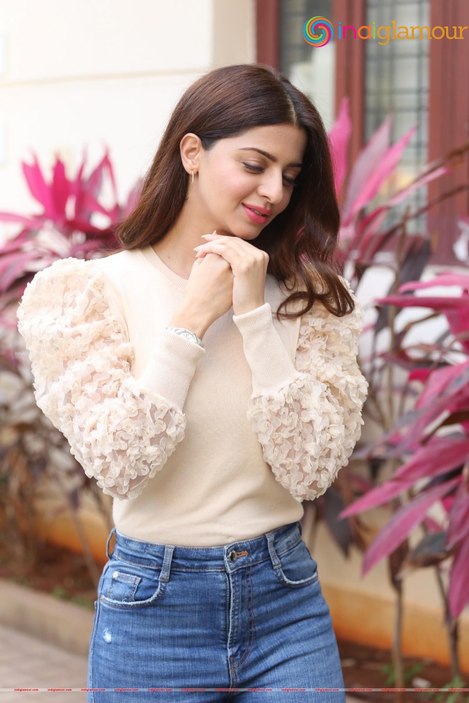 Vedhika Actress hd photo