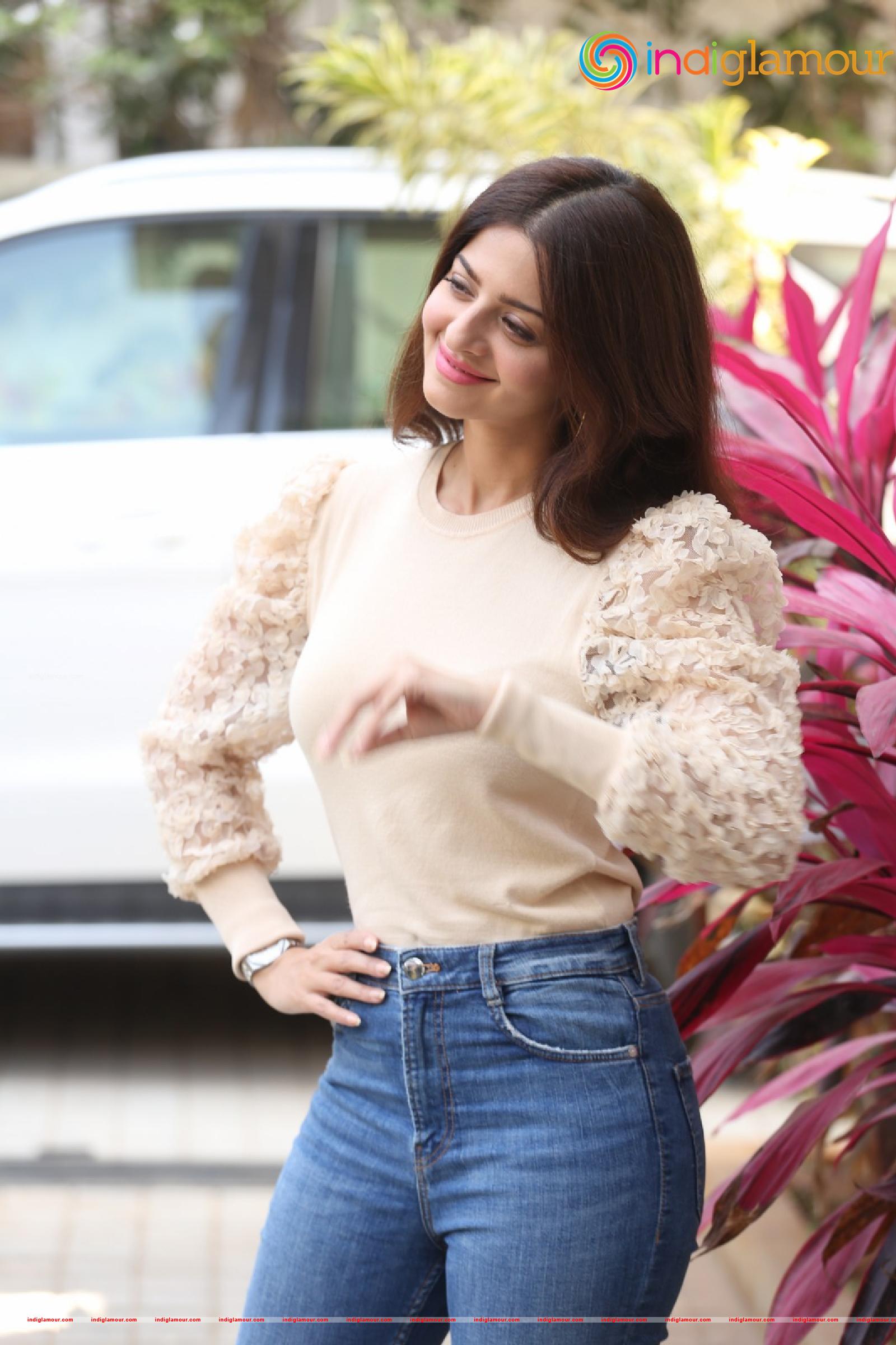 Vedhika Actress hd photo