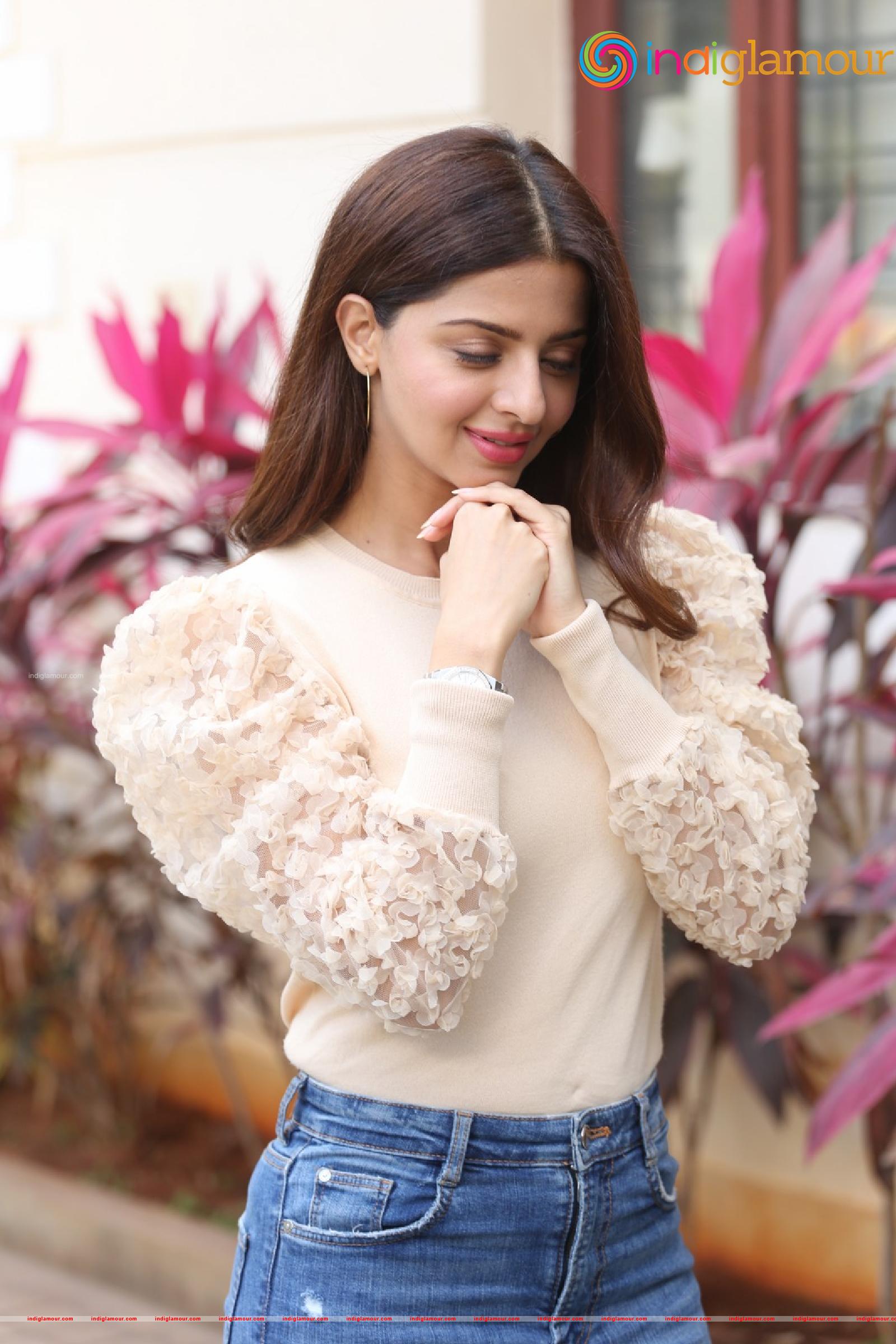 Vedhika Actress hd photo