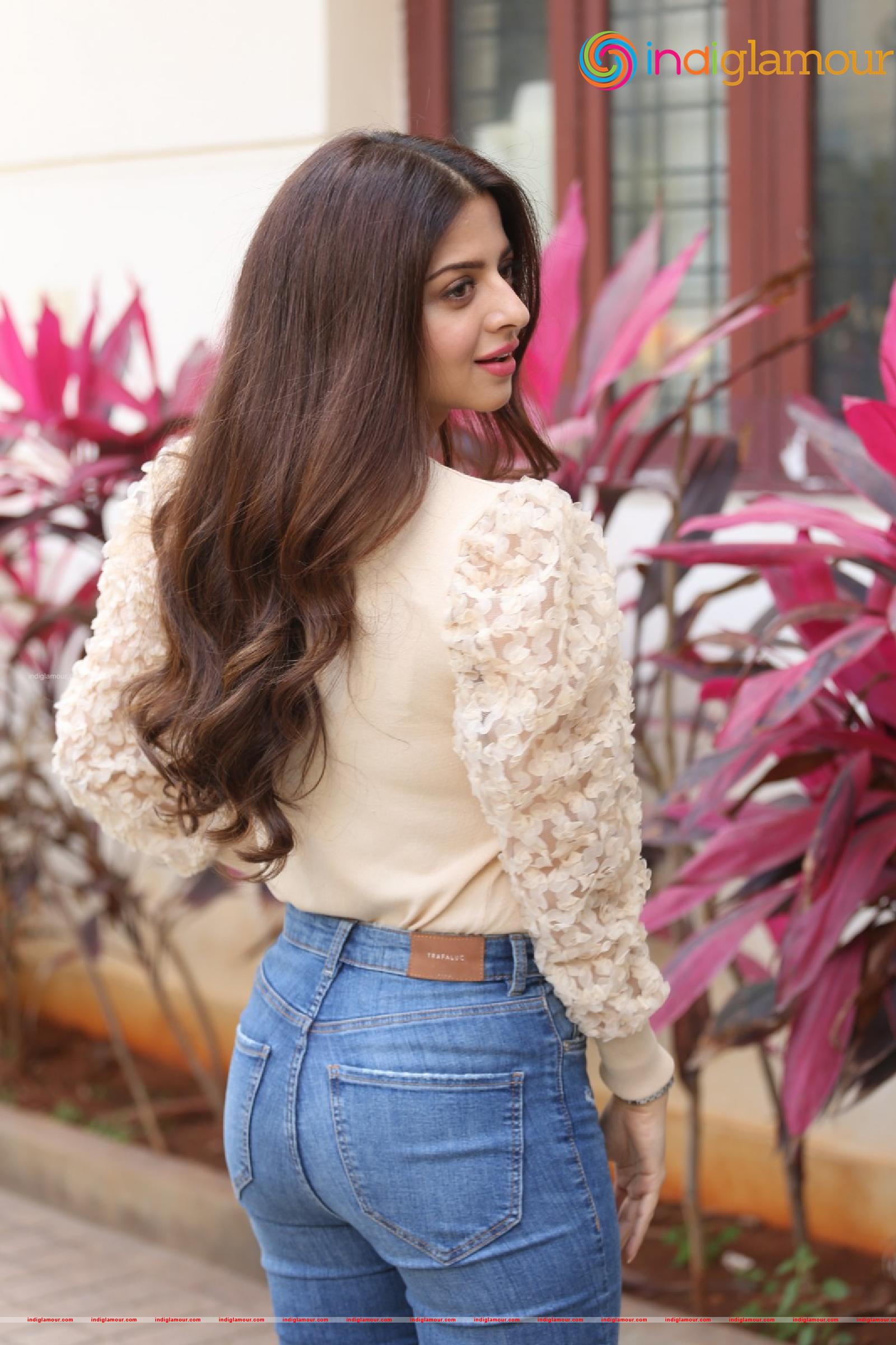Vedhika Actress hd photo