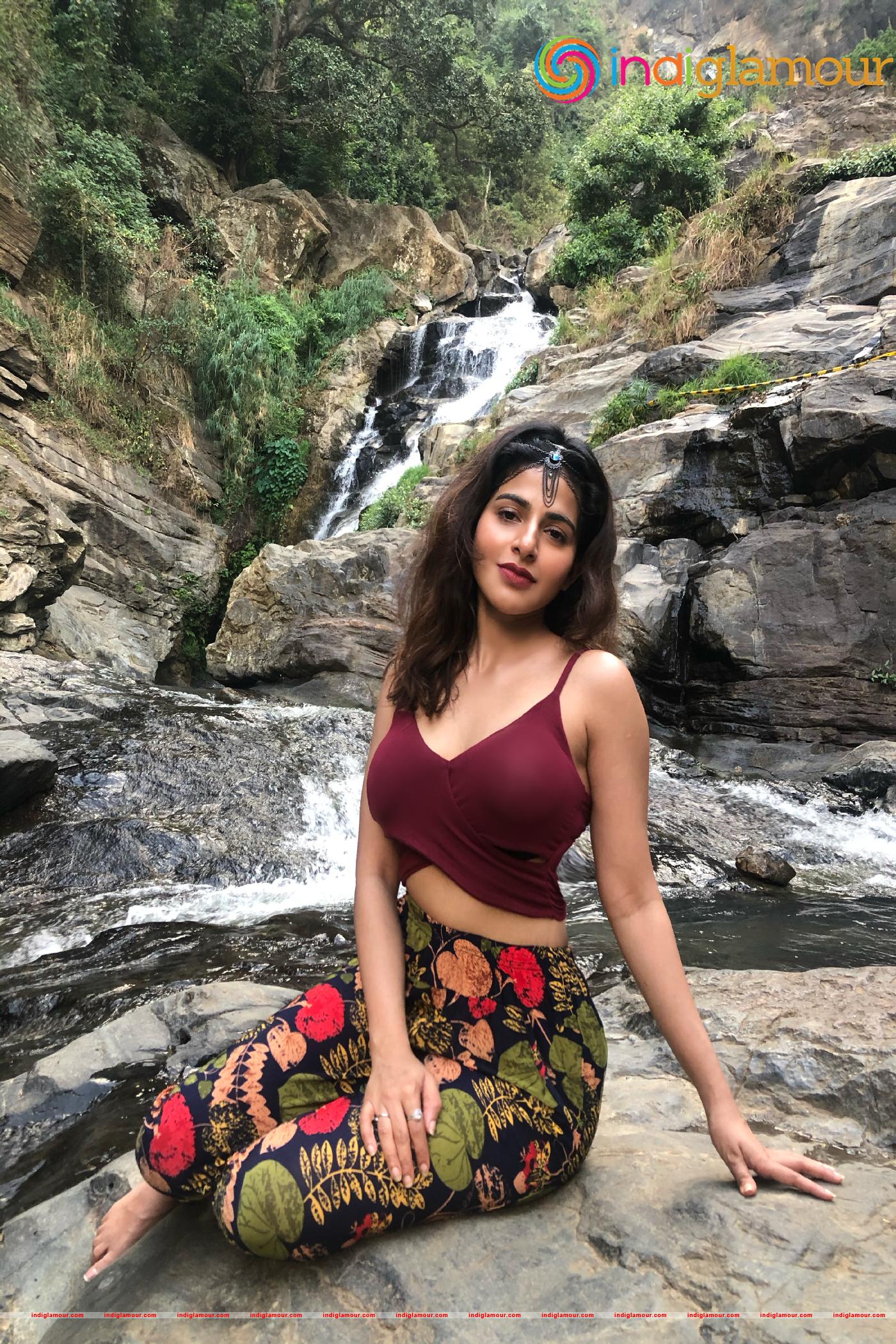 Iswarya Menon Actress hd photo