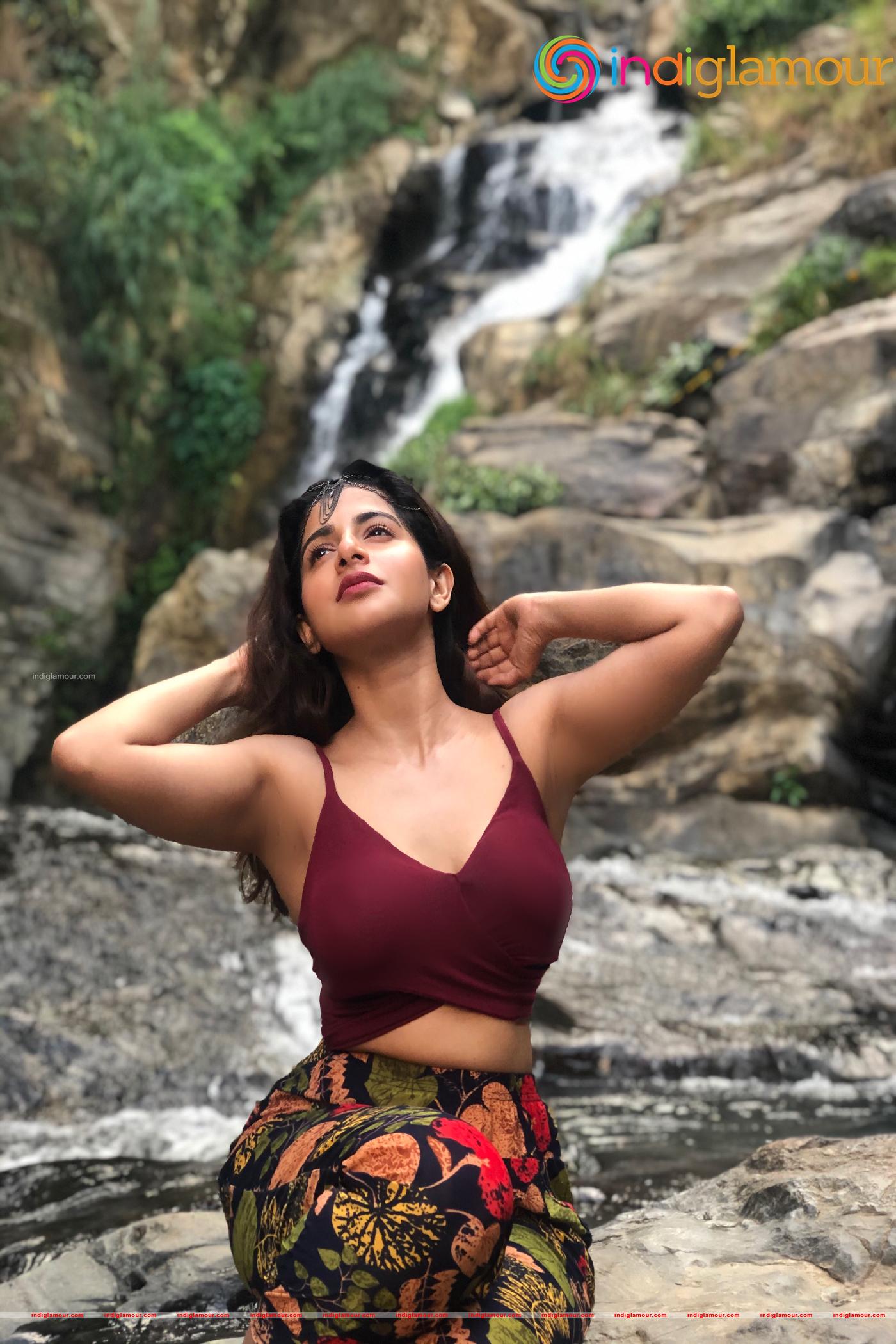 Iswarya Menon Actress hd photo