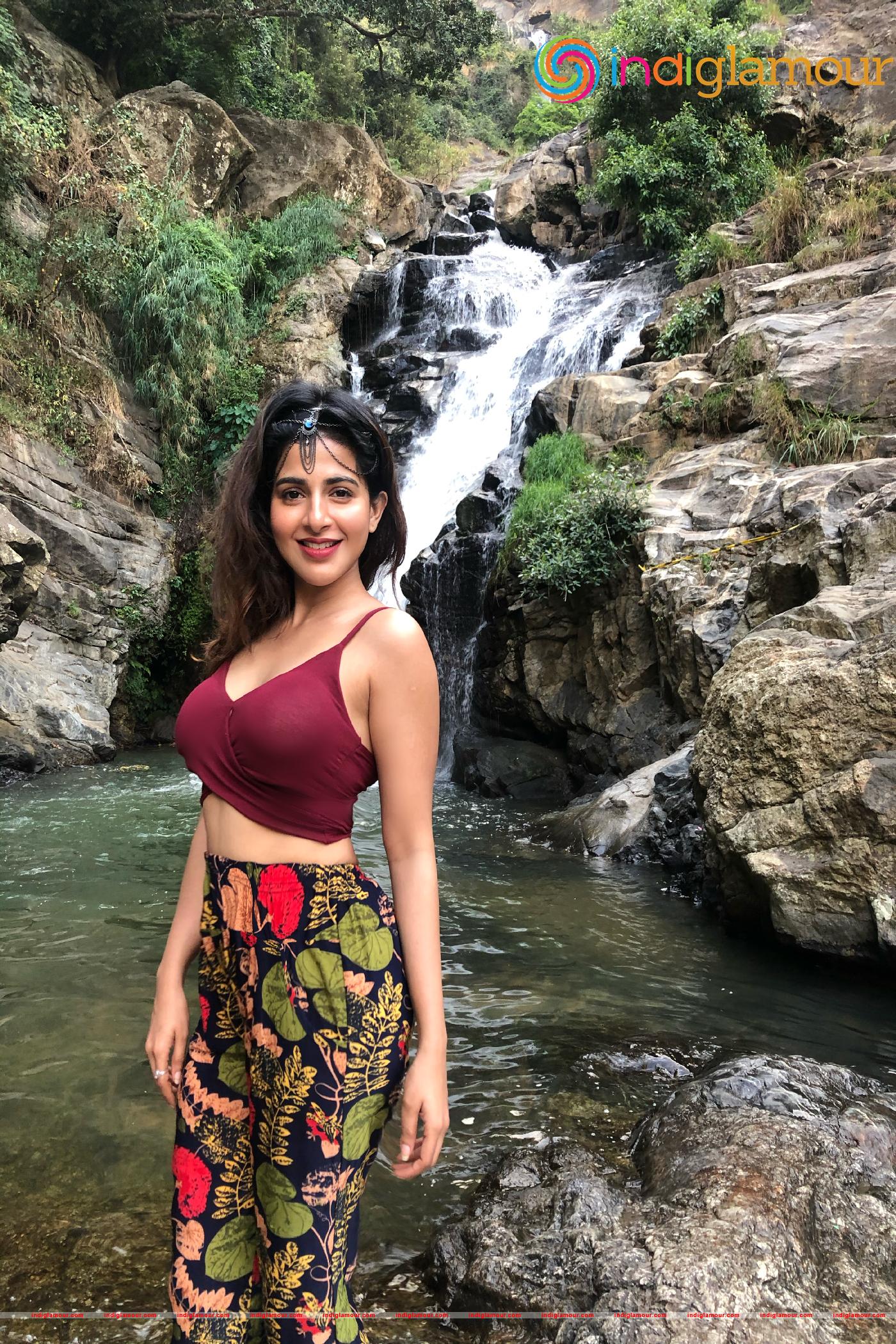 Iswarya Menon Actress hd photo