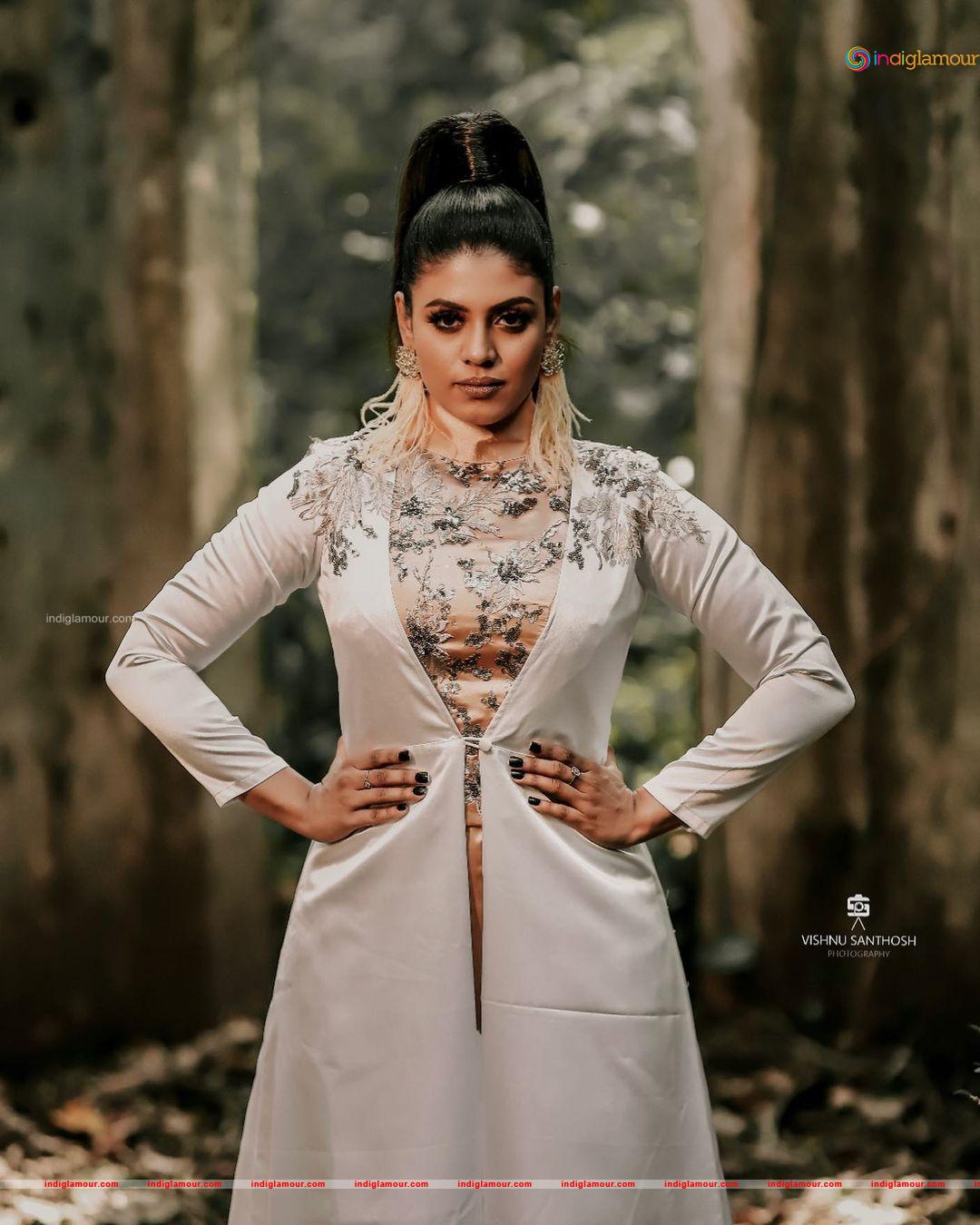 Iniya Actress hd photo