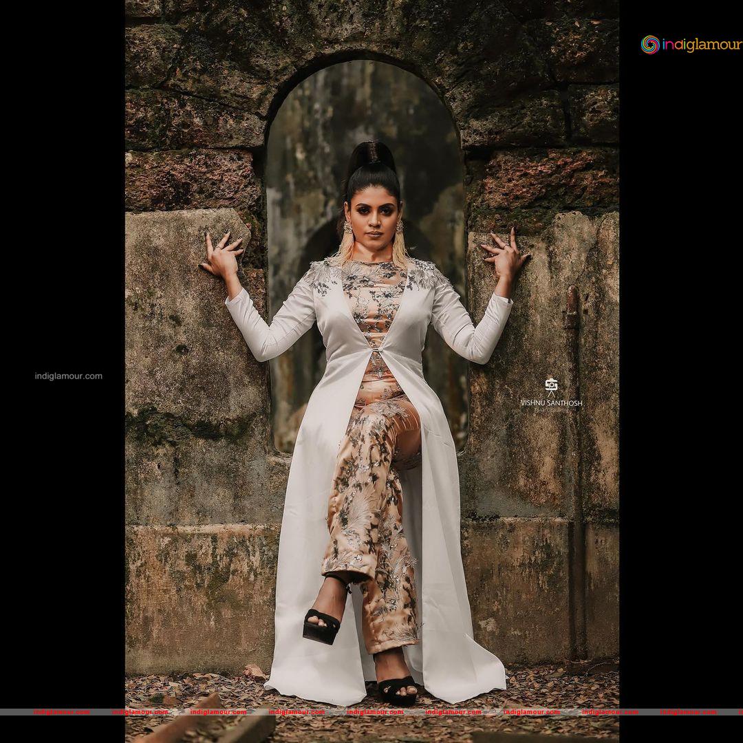 Iniya Actress hd photo