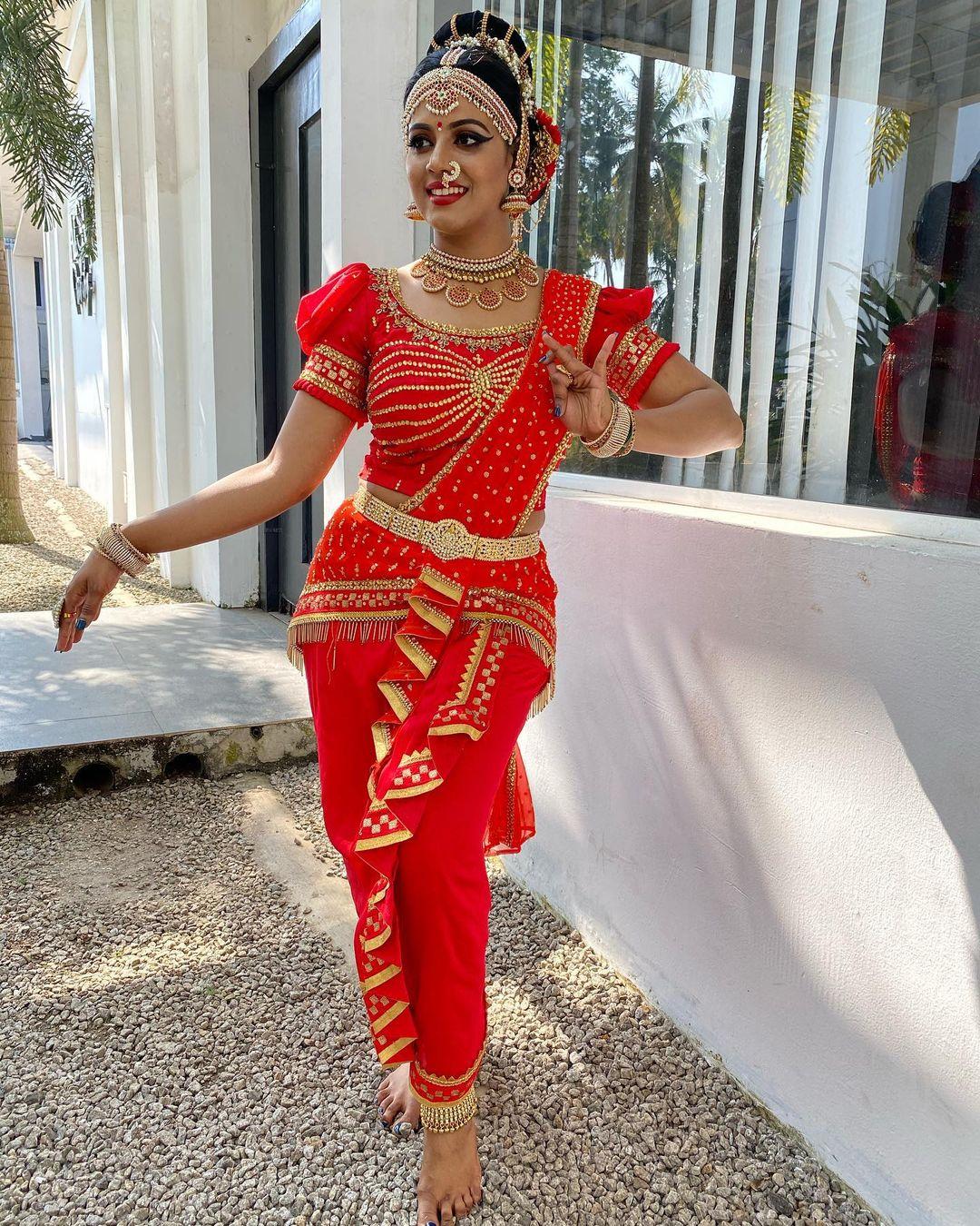 Iniya Actress hd photo