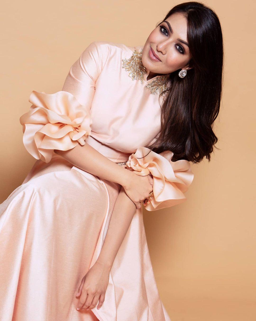 Catherine Tresa Actress hd photo