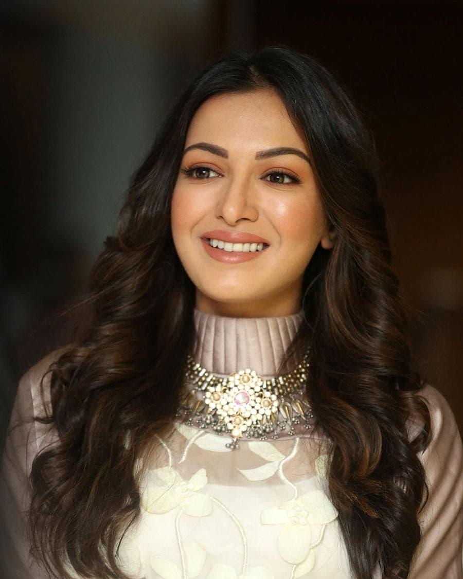 Catherine Tresa Actress hd photo