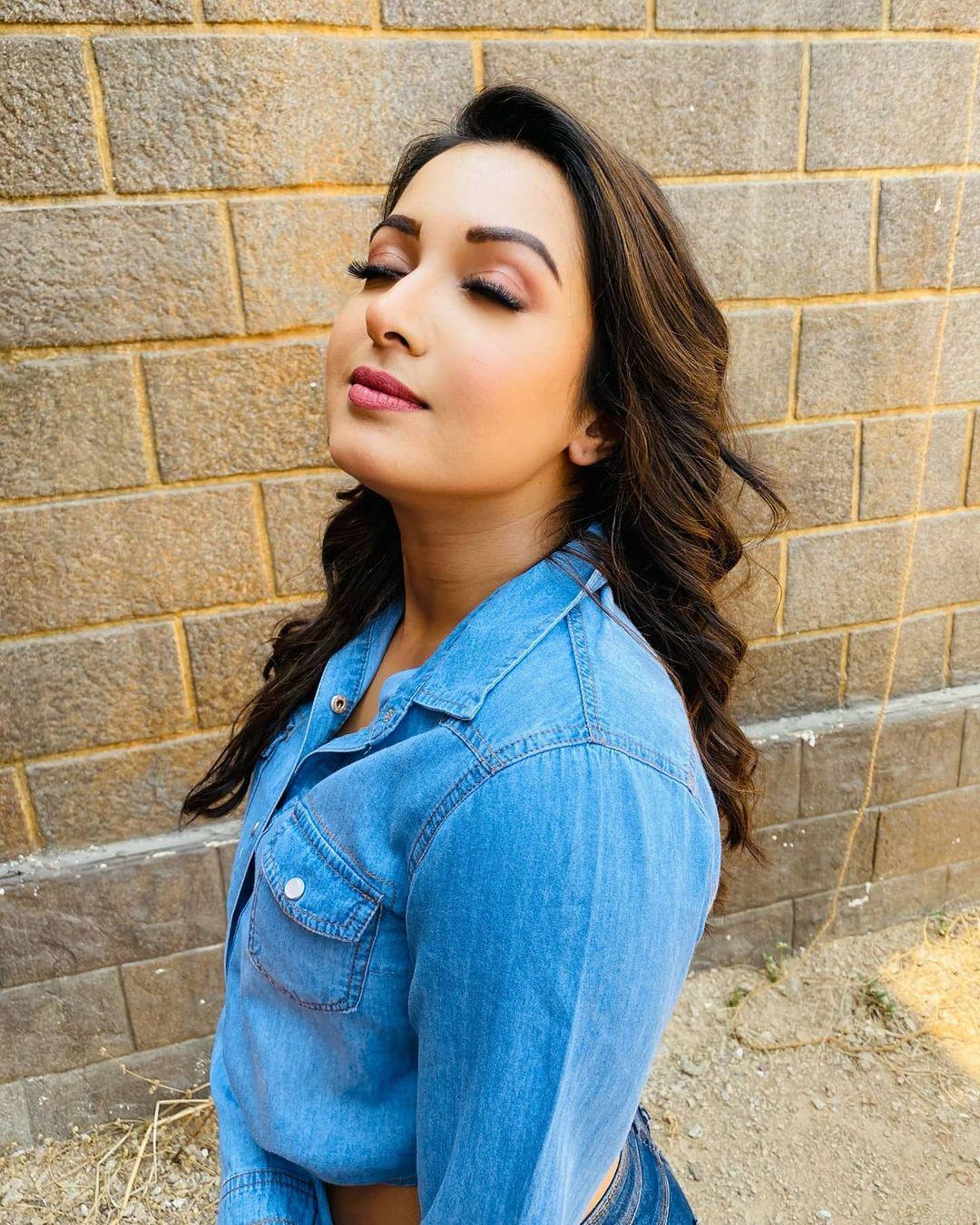 Catherine Tresa Actress hd photo