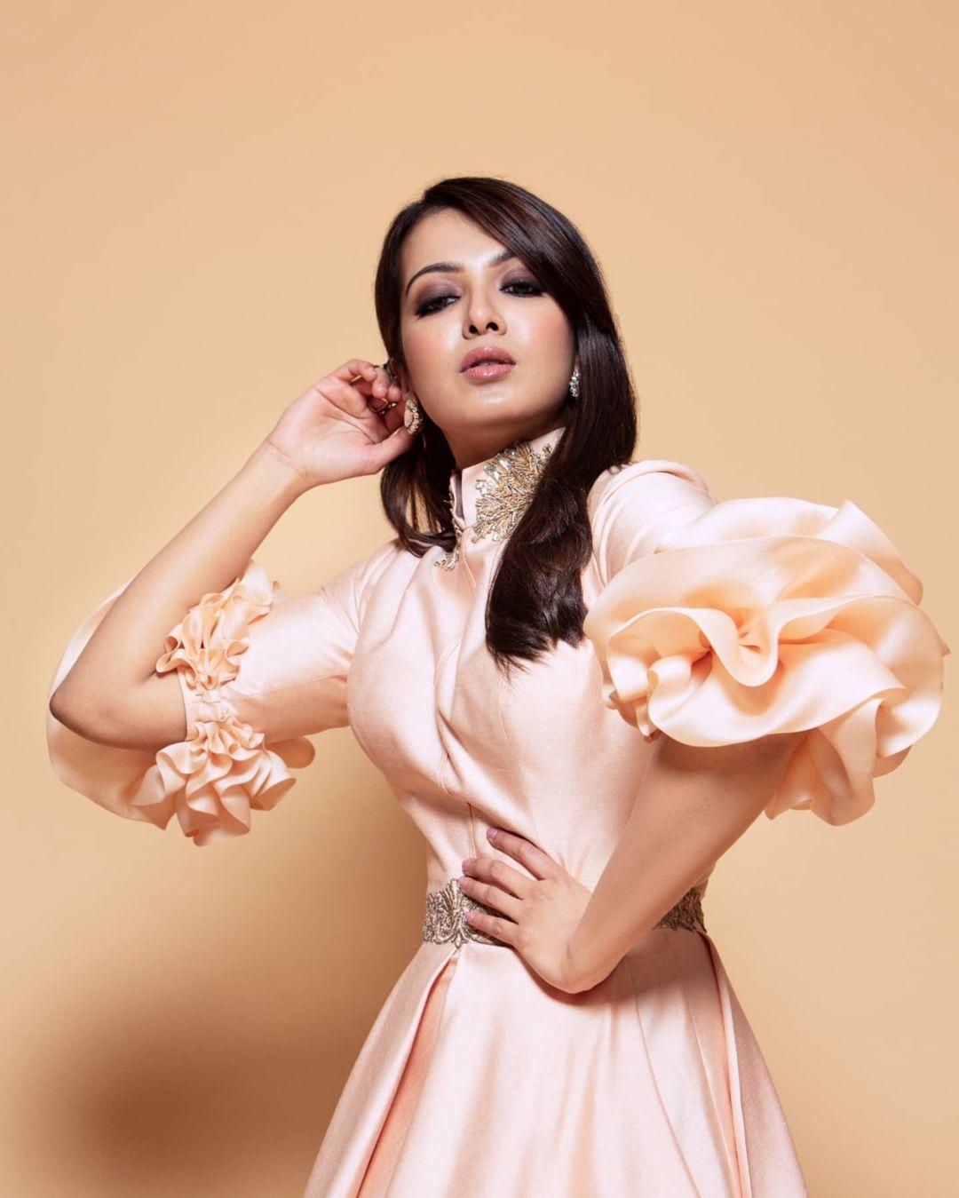 Catherine Tresa Actress hd photo