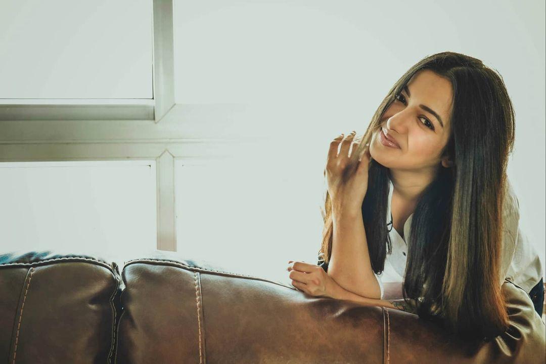 Catherine Tresa Actress hd photo