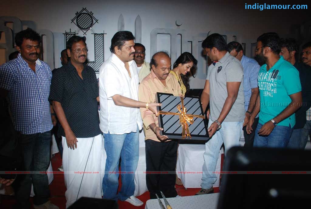 Mandhira Punnagai Audio Launch Event hd photo