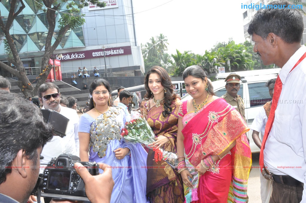 Tamanna at Kalaniketan Showroom Event hd photo