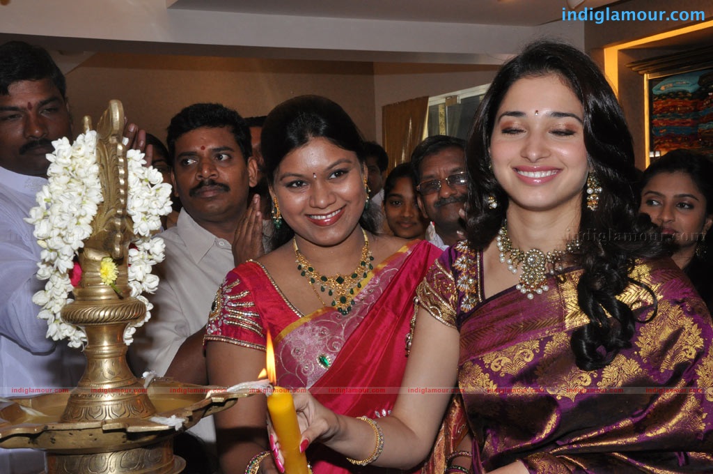 Tamanna at Kalaniketan Showroom Event hd photo