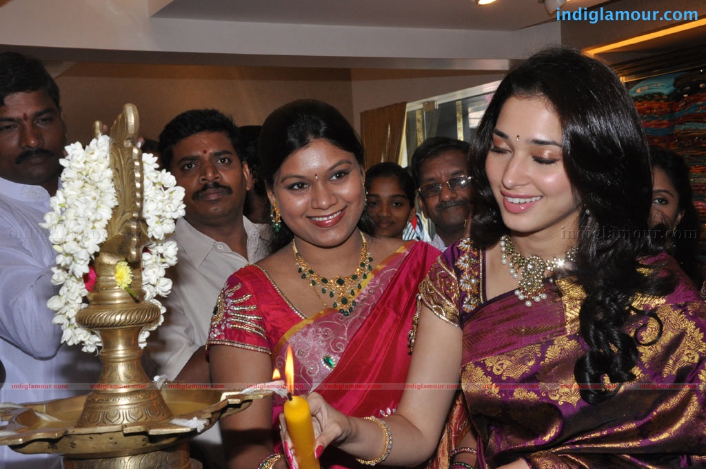 Tamanna at Kalaniketan Showroom Event hd photo