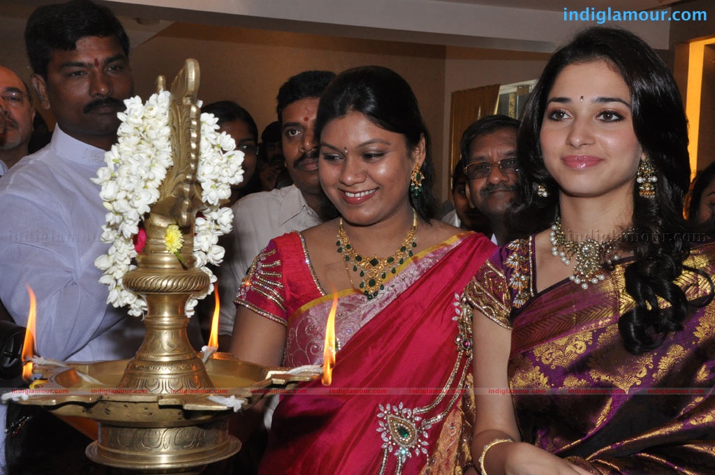 Tamanna at Kalaniketan Showroom Event hd photo