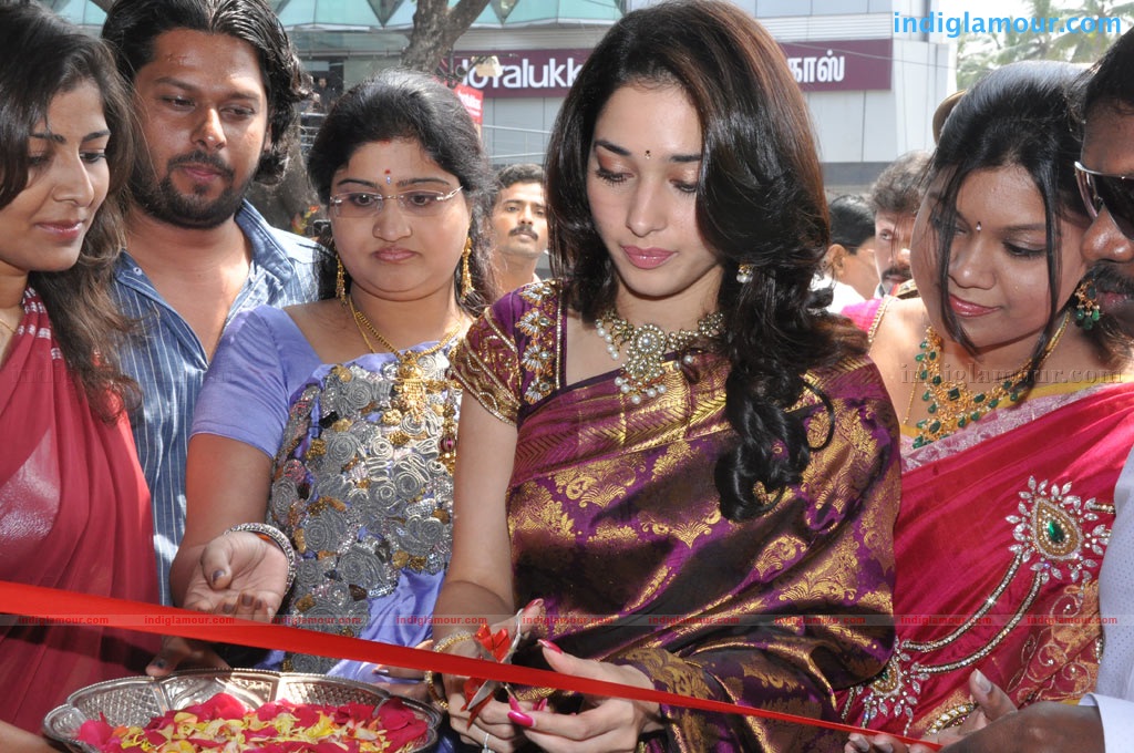 Tamanna at Kalaniketan Showroom Event hd photo