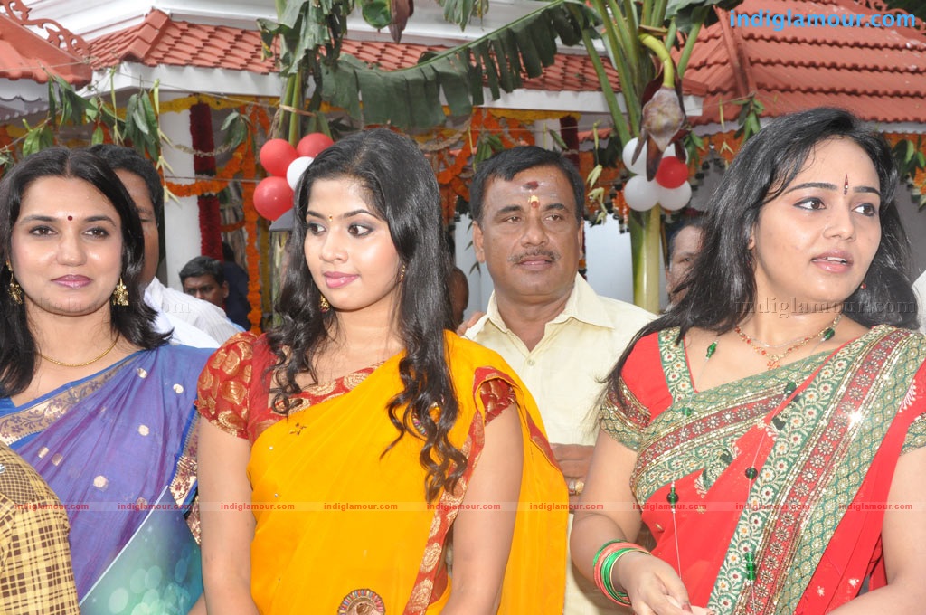 Oru Thuli Punnagai Movie Launch Event hd photo