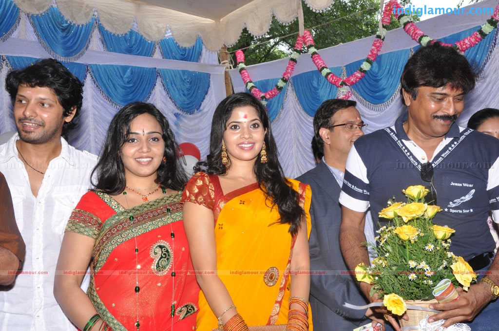 Oru Thuli Punnagai Press Meet Event hd photo
