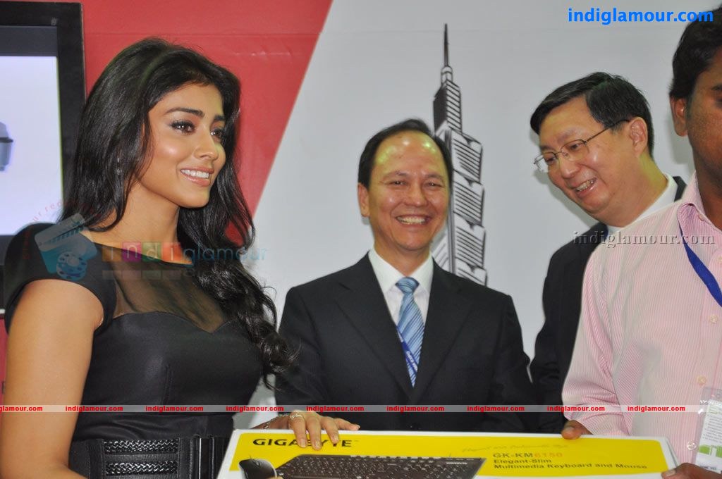 Shriya at EMMA Expo India 2011 Opening Ceremony Event hd photo