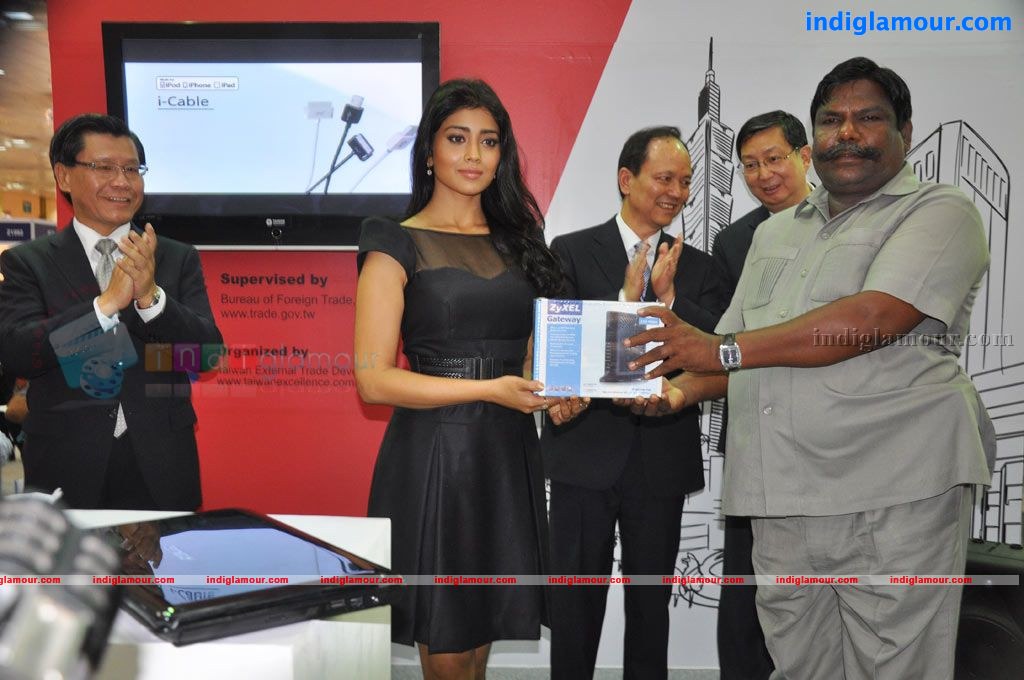 Shriya at EMMA Expo India 2011 Opening Ceremony Event hd photo